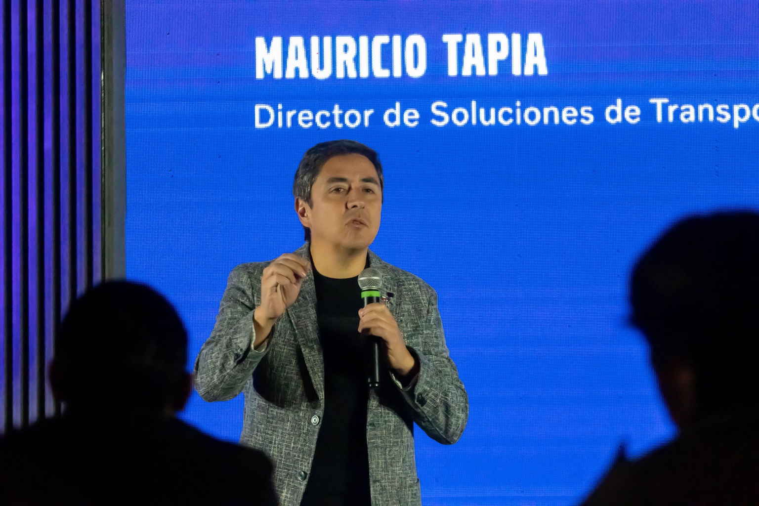 Mauricio Tapia habla sobre soluciones de transporte ante una audiencia