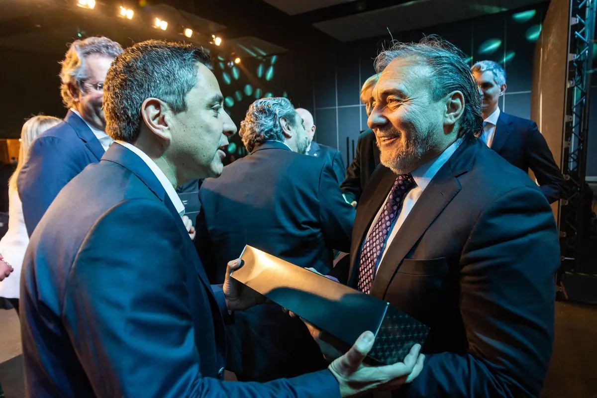 Mauricio Tapia conversa con un asistente durante un encuentro profesional