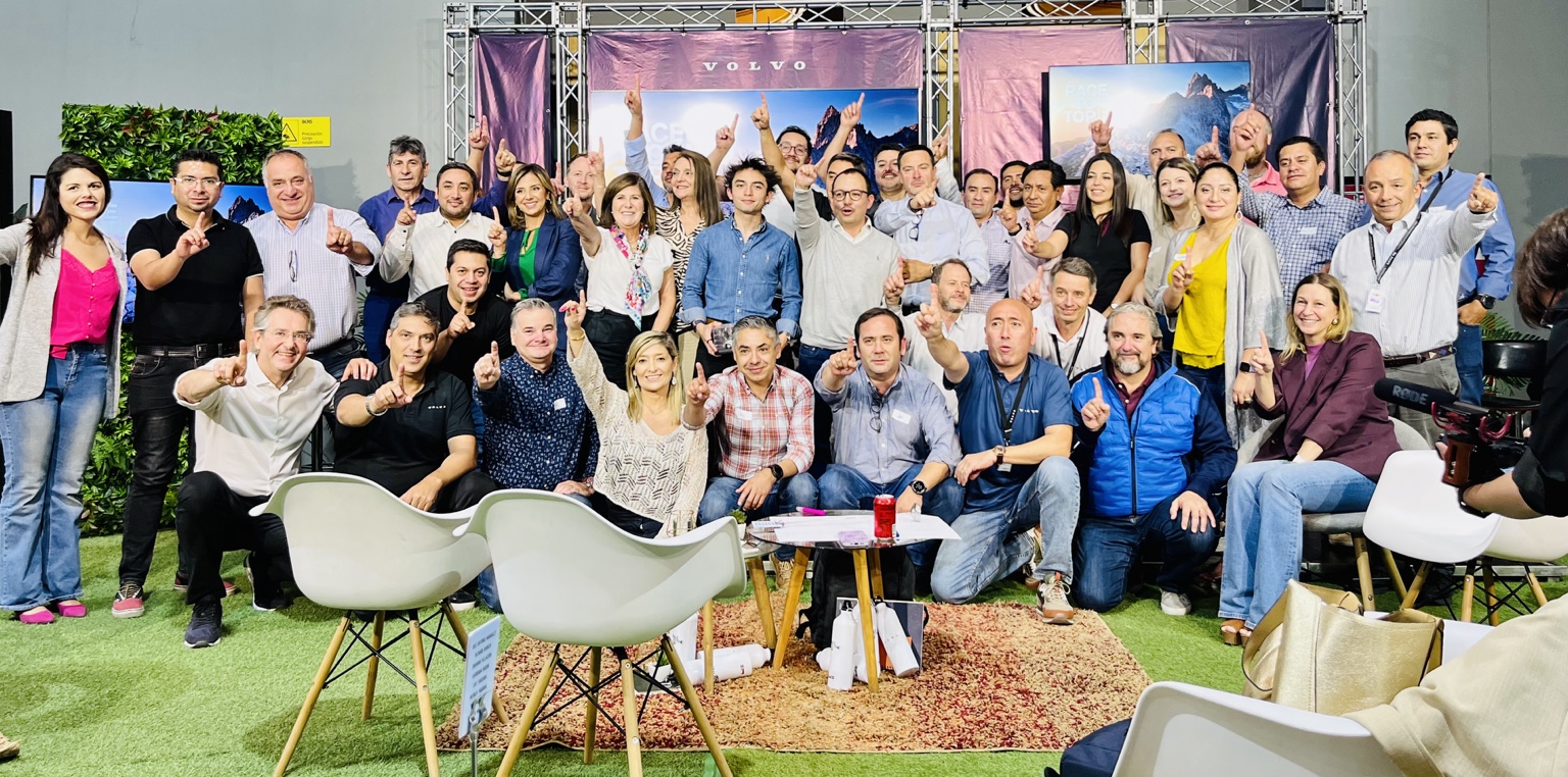 Encuentro de Mauricio Tapia con el equipo comercial de Volvo